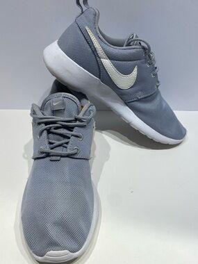 "NEW" Nike  Roshe One Running Sneakers Size 6Y F33